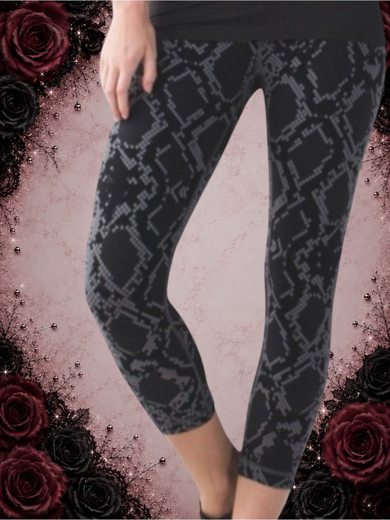 lululemon athletica Pants - Preowned Lululemon Wunder Under Crop (Hi-Rise) Full-On Luon Snake Slate Deep 6